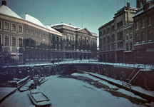 115610 Gezicht op het Stadhuis (Stadhuisbrug) te Utrecht, in de sneeuw, vanaf de Bezembrug; op de voorgrond de bevroren ...